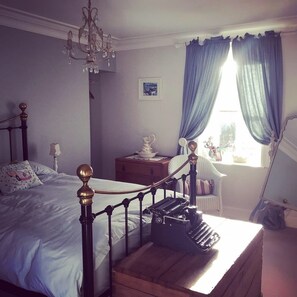 4 عدّة غرف نوم ومكواة/لوح كي وواي فاي وملاءات أسرّة