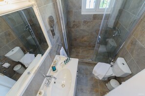 Luxury Apartment | Bathroom | Separate bathtub and shower, hydromassage showerhead, free toiletries - Hydra's Pearl - Gold Pearl (Hydra)