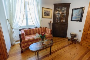 50-inch LED TV with digital channels - Hydra's Pearl - Gold Pearl (Hydra)