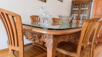 Refrigerador con congelador, microondas, horno y parrilla de estufa