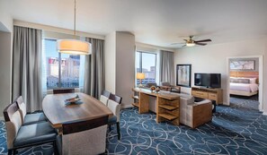 2 bedrooms, WiFi - Spacious 2-Bedroom Condo w/ Kitchen, Pool, 24/7 Free Shuttle to Strip (Las Vegas)