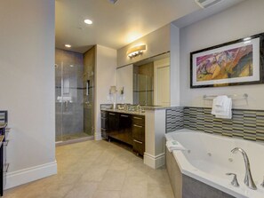 Bathroom - Spacious 2-Bedroom Condo w/ Kitchen, Pool, 24/7 Free Shuttle to Strip (Las Vegas)