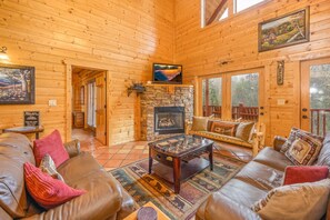 Smart TV, fireplace, video games, DVD player - Booking Summer! 4 Masters Family Friendly Hot Tub Fire Pit Secluded Yard (Sevierville)