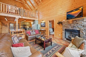 Smart TV, fireplace, video games, DVD player - Booking Summer! 4 Masters Family Friendly Hot Tub Fire Pit Secluded Yard (Sevierville)