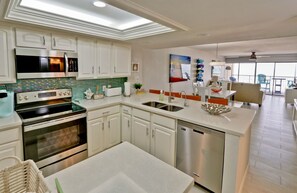 Réfrigérateur, four à micro-ondes, un four, surface de cuisson