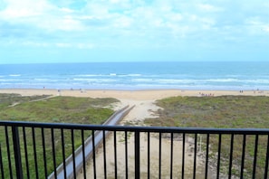 Sur la plage, chaise longue, serviettes de plage