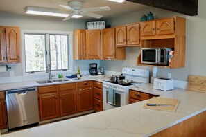 冷蔵庫、電子レンジ、オーブン、コンロ