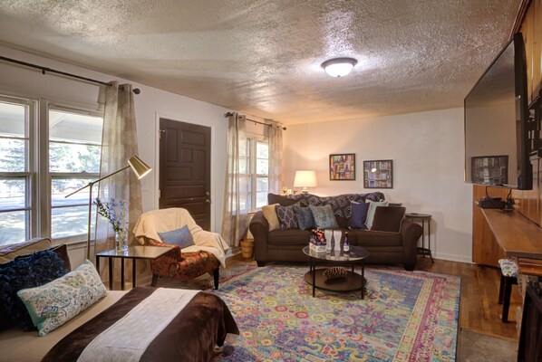 Smart-TV, DVD-Player, Tischtennisplatte, Bücher