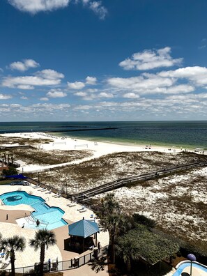 Alberca techada y alberca al aire libre