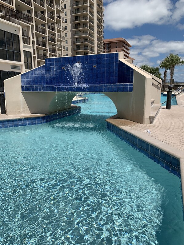 Alberca techada y alberca al aire libre