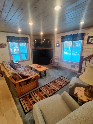 TV, fireplace - New construction 15 miles to Yellowstone. WIFI +  AC,  Outdoor grill, Sleeps 10 (Island Park)