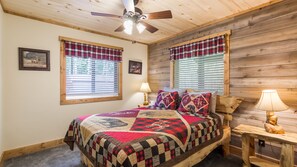 4 bedrooms, iron/ironing board, travel cot, free WiFi - New construction 15 miles to Yellowstone. WIFI +  AC,  Outdoor grill, Sleeps 10 (Island Park)