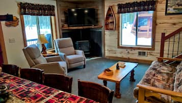 Een televisie en een open haard