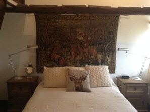 3 habitaciones, tabla de planchar con plancha y ropa de cama 