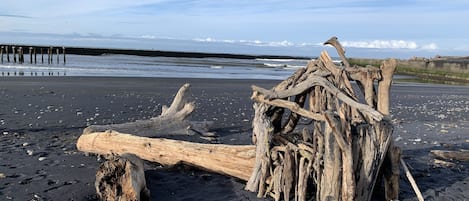 Playa en los alrededores y toallas de playa