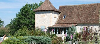 Character house with swimming pool between Lot and Dordogne