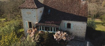 Character house with swimming pool between Lot and Dordogne