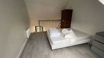 1 slaapkamer, een strijkplank/strijkijzer, beddengoed