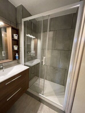 Sèche-cheveux, serviettes fournies, papier toilette