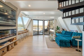 Smart TV, fireplace, stereo