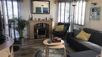 Smart TV, DVD player, table football, ping pong