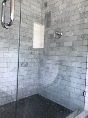 Tina con regadera, secadora de cabello, toallas, papel de baño 