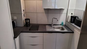 Réfrigérateur, micro-ondes, plaque de cuisson, cafetière/bouilloire