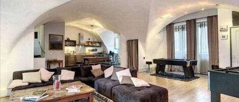 Smart-tv, videospelletjes, een dvd-speler en tafelvoetbal