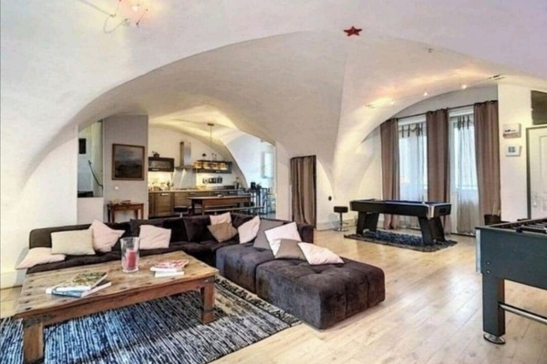 Smart TV, videogiochi, lettore DVD, tavolo da calcetto