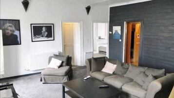 Smart TV, videojuegos, reproductor de DVD y futbolito