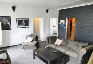 Smart-TV, Videospiele, DVD-Player, Tischfußball