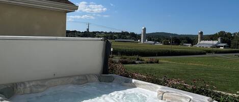 Banyera d'hidromassatge a l'aire lliure