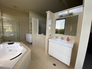 Hair dryer, towels, soap, shampoo - Yurnga - one of the best views in the Blue Mountains  (South Bowenfels)