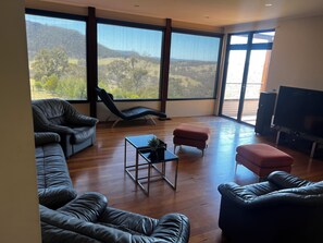 スマートテレビ、暖炉、ステレオ、書斎 / ワークスペース