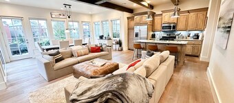 15% off gorgeous cottage, hot tub, pool, fishing ponds, streams, waterfalls!