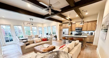15% off gorgeous cottage, hot tub, pool, fishing ponds, streams, waterfalls!
