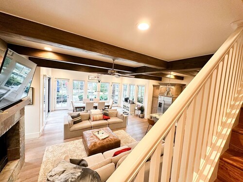 15% off gorgeous cottage, hot tub, pool, fishing ponds, streams, waterfalls!