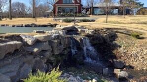 A house with a pond and a waterfall. - 15% off gorgeous cottage, hot tub, pool, fishing ponds, streams, waterfalls! (Vinita)