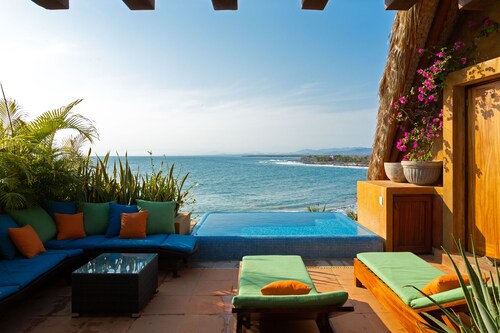  Beachfront, Laid Back Luxury Penthouse on Beautiful Manzanillo Bay Surf Break