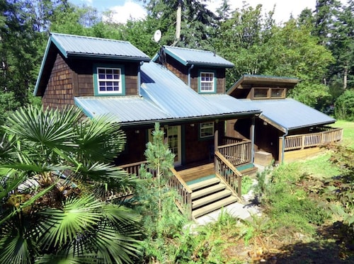 The Woodpecker Cabin on Guemes Island with Hot Tub!