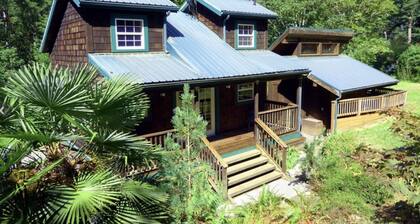 The Woodpecker Cabin on Guemes Island with Hot Tub!