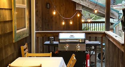 The Woodpecker Cabin on Guemes Island with Hot Tub!