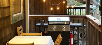 The Woodpecker Cabin on Guemes Island with Hot Tub!
