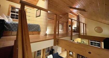 The Woodpecker Cabin on Guemes Island with Hot Tub!