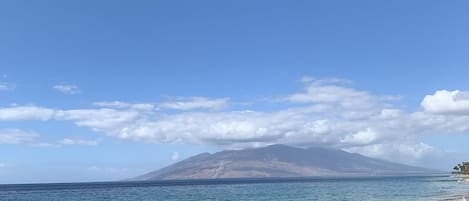 靠近海滩、沙滩椅、沙滩毛巾