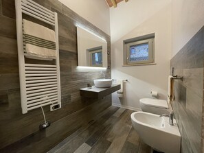 Doccia, asciugacapelli, bidet, asciugamani