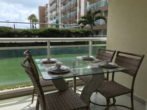 Classic Apartment | Balcony - Vg Fun - TOP 03 acomodações no melhor da praia do futuro, FRENTE MAR! (Fortaleza)