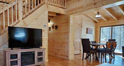 Secluded, beautiful cabin with hot tub and fire pit in heart of Hocking Valley!