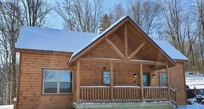 Ace of Hearts. Secluded Hocking Hills cabin!