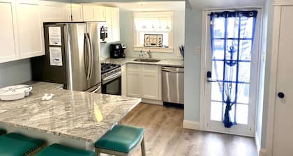 Stand-alone cottage, ocean view, seconds to beach, and short walk to downtown!